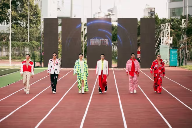 Trong bộ sưu tập “Like a star” mở màn của nhà thiết kế Hà Nhật Tiến, 6 nam diễn viên điển trai của màn ảnh Việt gồm Anh Dũng, Lê Xuân Tiền, Vũ Tuấn Việt, Lâm Bảo Châu, Hiếu Nguyễn, Thuận Nguyễn khiến khán giả hò reo không ngớt khi cùng xuất hiện và cũng là những gương mặt mở màn cho bộ sưu tập
