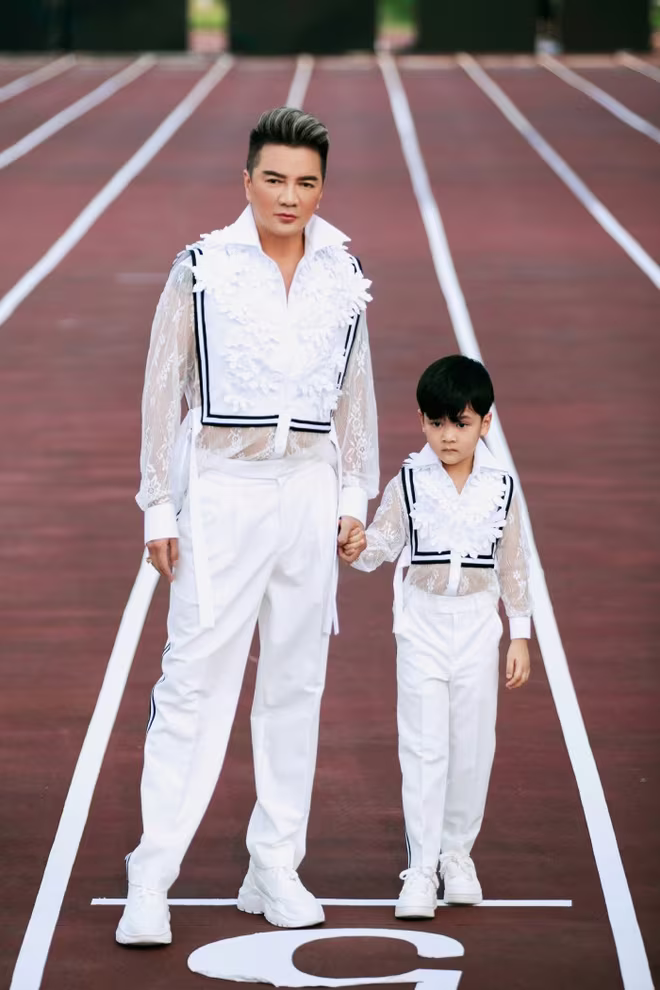 Ca sĩ Đàm Vĩnh Hưng và con trai Polo Huỳnh đảm nhận vị trí vedette trong bộ sưu tập của NTK Tuấn Trần