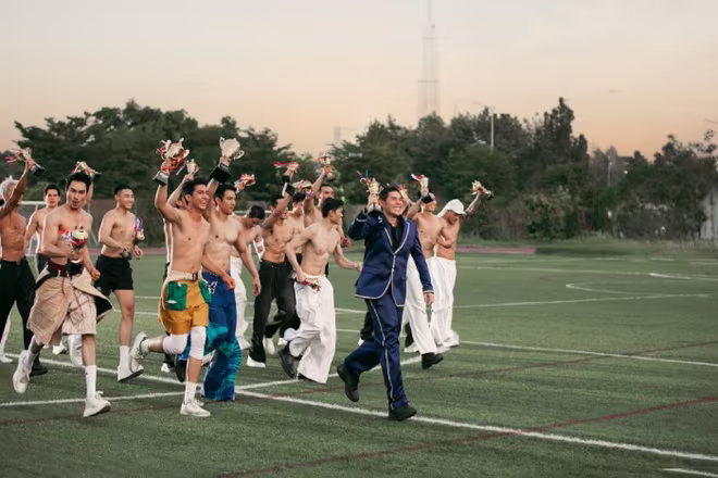 Đạo diễn Nguyễn Hưng Phúc cùng dàn mẫu nam chạy khắp sàn diễn để chào khán giả khi kết thúc chương trình