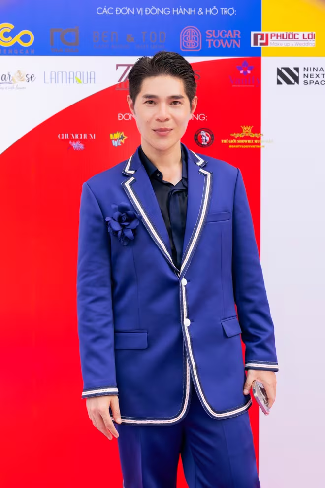 Đạo diễn Hưng Phúc chia sẻ: “Tôi cảm nhận mình được quá nhiều người yêu thương, từ ekip đến các người mẫu, nên tôi phải luôn cố gắng hết sức. Nhiều người nhắn với tôi rằng show quá hoành tráng và mãn nhãn, khiến tôi vô cùng hạnh phúc”