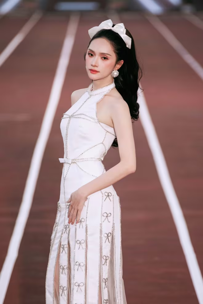 Hoa hậu Hương Giang diện bộ đầm có phần thân trên thiết kế như áo cổ yếm, phần thân dưới tua rua. Cô trình diễn nhẹ nhàng, duyên dáng, được nhiều khán giả khen xinh đẹp, quyến rũ. Cô trình diễn ở vị trí vedette cho BST của NTK Ngô Mạnh Đông Đông