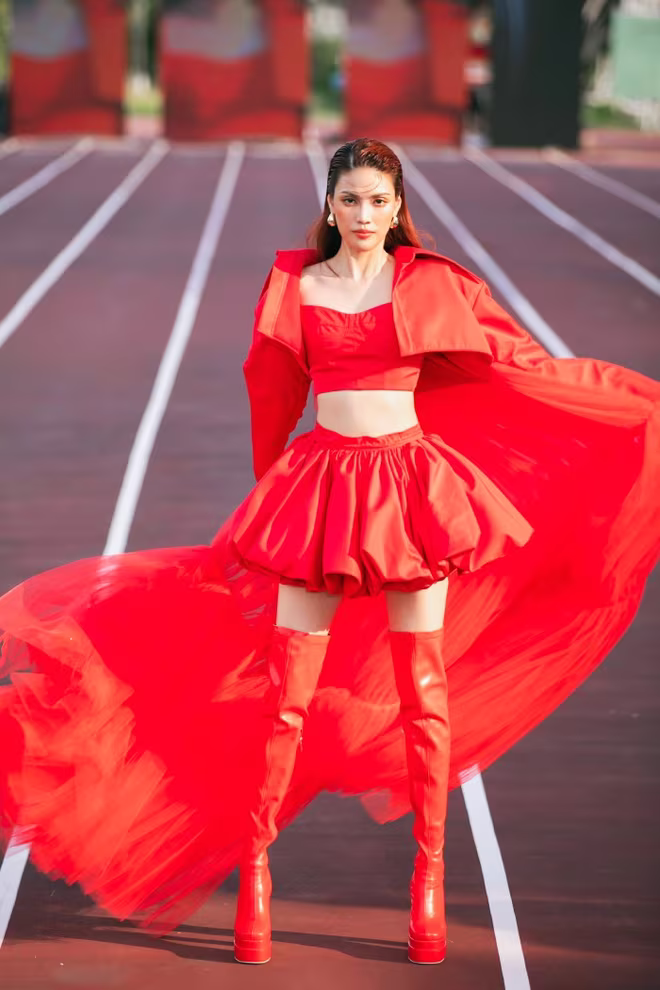 Vedette Lan Khuê đã có những giây phút thăng hoa trên sàn diễn khi giới thiệu bộ váy đỏ rực rỡ của tác giả Hà Nhật Tiến