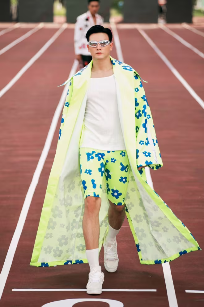 Người mẫu, diễn viên Lê Xuân Tiền sải bước trên sàn diễn. BST với hoạ tiết như ngôi sao, sọc, chữ số và những slogan khơi dậy tinh thần luôn đương đầu với thử thách và luôn là chính mình