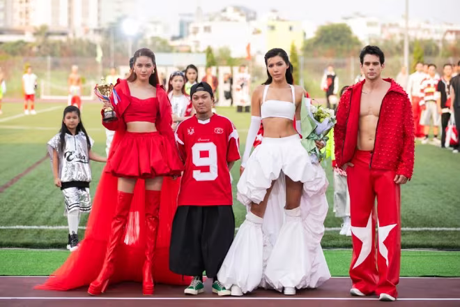 Minh Tú cũng là nhân vật xuất hiện bên cạnh nhà thiết kế cùng Lan Khuê ở cuối màn trình diễn để chào khán giả. Việc Lan Khuê, Minh Tú cùng đứng chung khung hình khiến khán giả thích thú. Hai người đẹp từng có thời gian ‘chiến tranh lạnh’, nhưng đã làm hòa hồi năm ngoái và được người hâm mộ hết lời khen ngợi về phong cách ứng xử