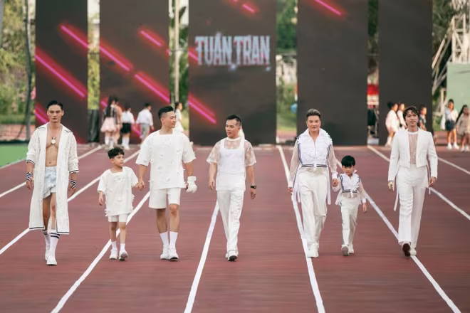 &quot;Extra men show 3&quot; còn có sự tham gia trình diễn bộ sưu tập của NTK Tuấn Trần và Ngô Mạnh Đông Đông