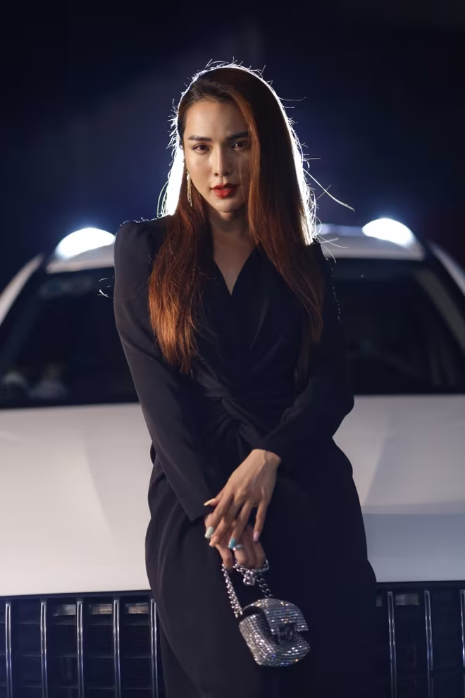 Siêu mẫu Kim Cương luôn xuất hiện trong những sản phẩm của chồng minh Siêu mẫu Kim Cương luôn xuất hiện trong những sản phẩm của chồng minh