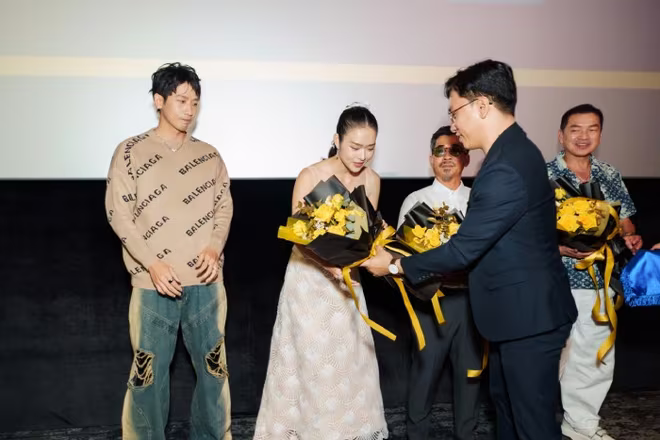 Đại diện nhà sản xuất tặng hoa cảm ơn các nghệ sĩ Đại diện nhà sản xuất tặng hoa cảm ơn các nghệ sĩ