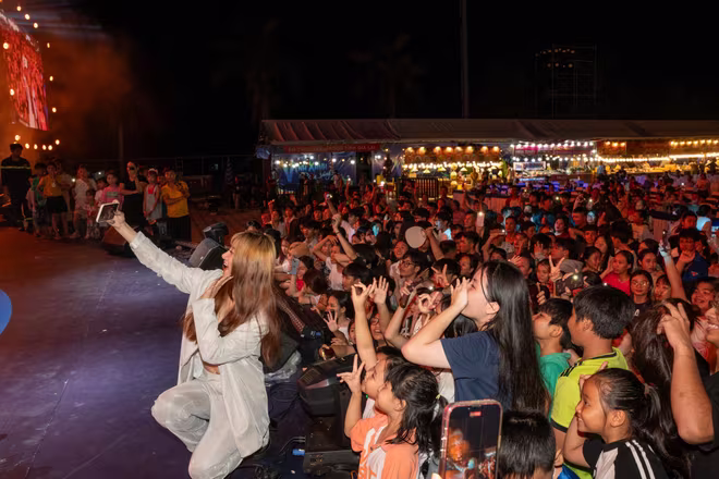 Hoa hậu Ngọc Diễm - Đại sứ của Lễ hội Tôn hùm Cam Ranh chụp ảnh kỷ niệm cùng khán giả Hoa hậu Ngọc Diễm - Đại sứ của Lễ hội Tôn hùm Cam Ranh chụp ảnh kỷ niệm cùng khán giả