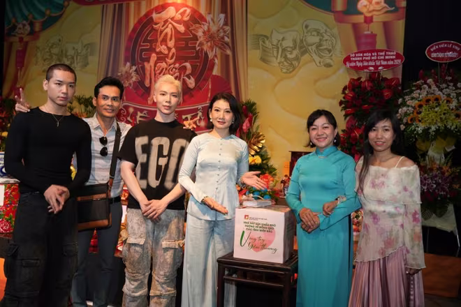 Ca sĩ Erik cùng nhiều khách mời đến dân hương và ủng hộ chương trình Ca sĩ Erik cùng nhiều khách mời đến dân hương và ủng hộ chương trình