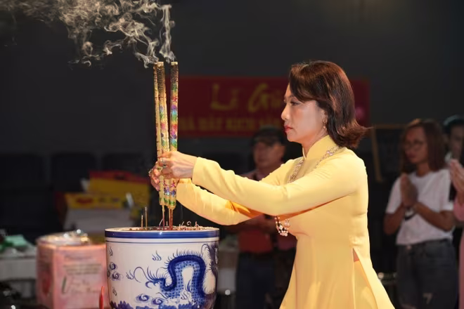 NSND Mỹ Uyên thành kính dâng hương Tổ nghiệp NSND Mỹ Uyên thành kính dâng hương Tổ nghiệp