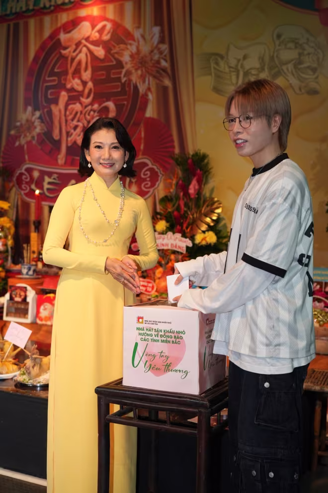 Ca sĩ Đức Phúc đến dâng hương và ủng hộ chương trình "Vòng tay yêu thương" của Nhà hát Sân khấu nhỏ Ca sĩ Đức Phúc đến dâng hương và ủng hộ chương trình "Vòng tay yêu thương" của Nhà hát Sân khấu nhỏ