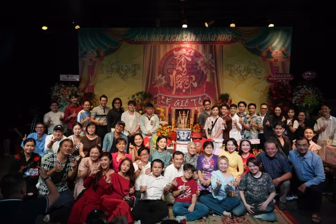 Nhiều thế hệ nghệ sĩ tề tựu về Sân khấu nhà hát nhỏ trong ngày Lễ giỗ Tổ Nhiều thế hệ nghệ sĩ tề tựu về Sân khấu nhà hát nhỏ trong ngày Lễ giỗ Tổ