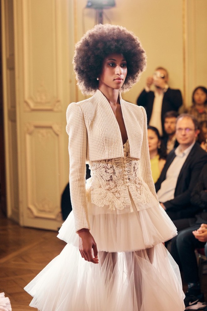 Người mẫu nước ngoài trong phần trình diễn BST “Aviara” của NTK Quảng Nguyễn