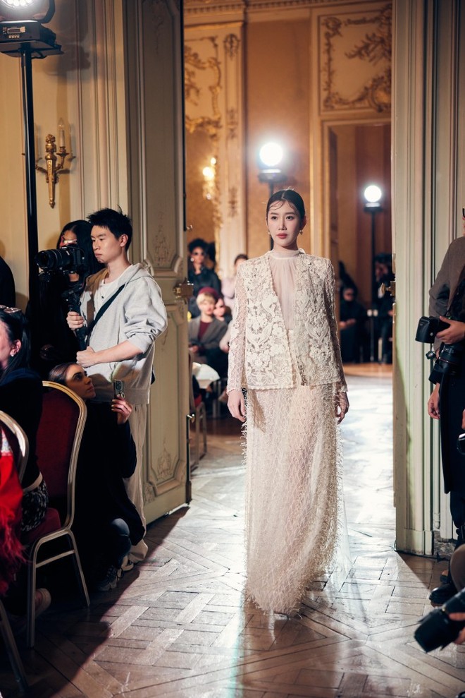 Thuý Ngân sải bước trên sàn diễn của Paris Fashion Air