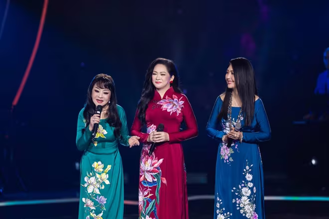 Danh ca Hương Lan, Hoa Mi và ca sĩ Như Quỳnh trong phần trình diễn chung trong chương trình Danh ca Hương Lan, Hoa Mi và ca sĩ Như Quỳnh trong phần trình diễn chung trong chương trình