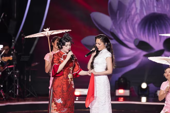 Ca sĩ Hiền Thục song ca cùng Như Quỳnh trong ca khúc "Xóm vắng" Ca sĩ Hiền Thục song ca cùng Như Quỳnh trong ca khúc "Xóm vắng"