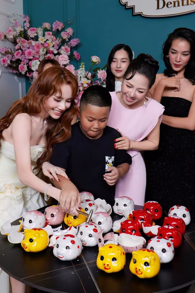 Bé Nhím - con nuôi NTK Đỗ Mạnh Cường tham gia trò chơi cùng các cô chú nghệ sĩ, cậu bé được cho là &quot;thần may mắn&quot; khi liên tục trúng thưởng