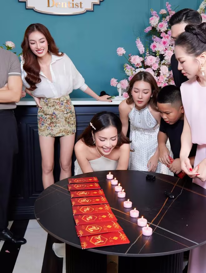 Hoa hậu Ngọc Châu háo hức tham gia trò chơi cùng các đồng nghiệp