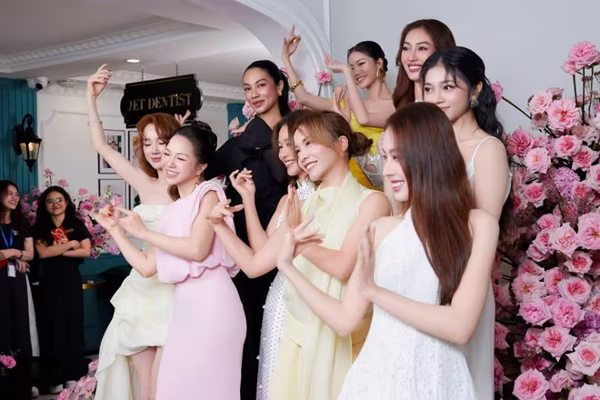 Các người đẹp không ngại đu trend nhún nhảy theo những điệu nhảy đang hot trên mạng xã hội mang lại một không khí vui nhộn