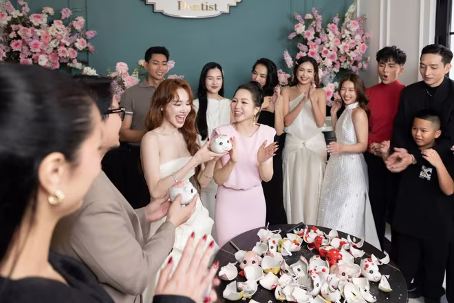 Nhã Phương hào hứng với trò &quot;đập heo đất nhận lì xì&quot;