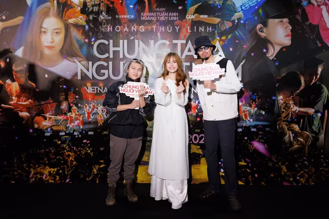 Rapper Đen xuất hiện chúc mừng Hoàng Thuỳ Linh ra mắt dự án phim "Chúng ta là người Việt Nam". Tuy có nhiều thông tin và tin đồn về tình cảm nhưng cho đến lúc này, cả hai vẫn giữ im lặng Rapper Đen xuất hiện chúc mừng Hoàng Thuỳ Linh ra mắt dự án phim "Chúng ta là người Việt Nam". Tuy có nhiều thông tin và tin đồn về tình cảm nhưng cho đến lúc này, cả hai vẫn giữ im lặng