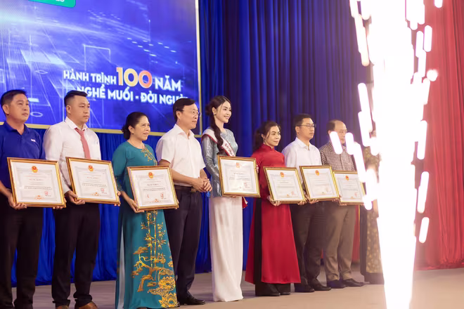 Hoa hậu Lý Kim Thảo nhận bằng khen của UBND tỉnh Bạc Liêu vì những đóng góp của mình