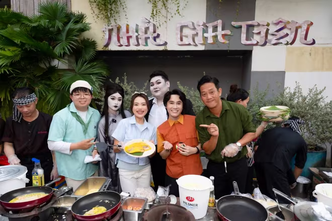 Hoạt động của ekip "Nhà gia tiên" tại sự kiện "Bánh xèo của mẹ" thu hút rất đông khán giả tham gia Hoạt động của ekip "Nhà gia tiên" tại sự kiện "Bánh xèo của mẹ" thu hút rất đông khán giả tham gia