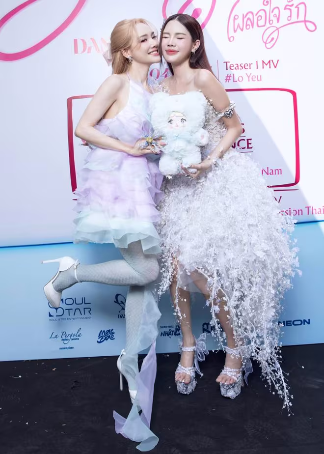 Nhã Phương chúc mừng Đan Tiên, nữ diễn viên được chọn là khách mời diện “Trang phục đẹp nhất”