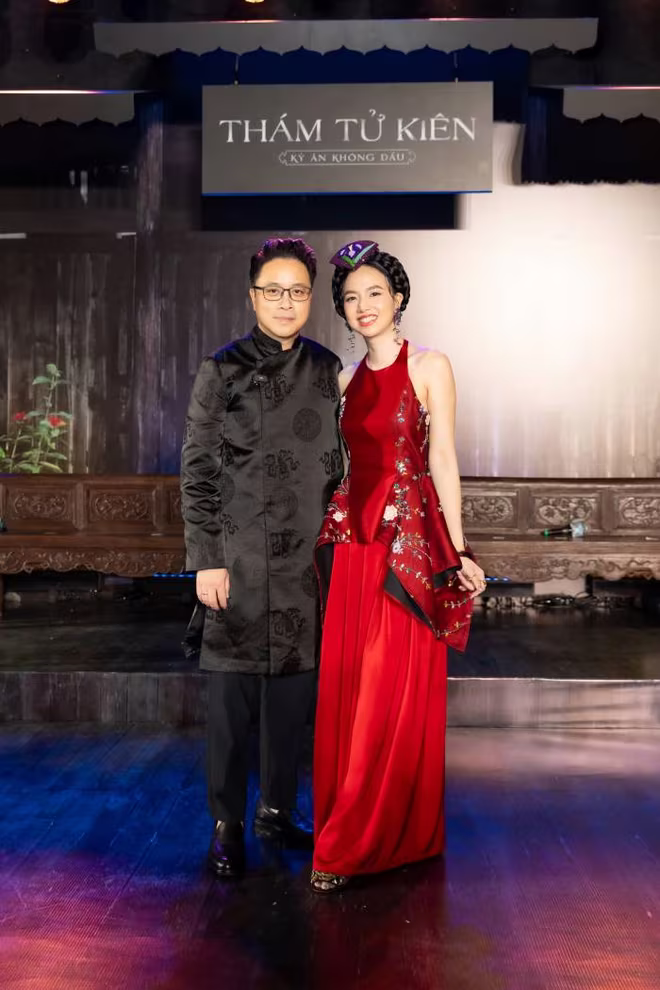 Đạo diễn Victor Vũ và vợ - diễn viên, nhà sản xuất Định Ngọc Diệp tại sự kiện ra mắt đoàn phim Đạo diễn Victor Vũ và vợ - diễn viên, nhà sản xuất Định Ngọc Diệp tại sự kiện ra mắt đoàn phim