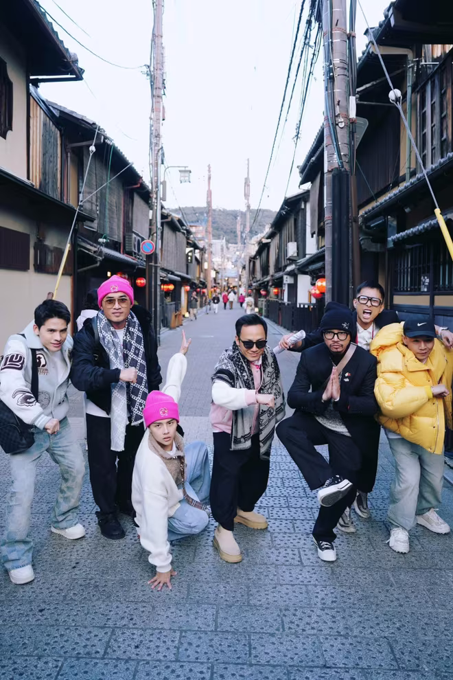 Nhóm Nhà trẻ trong chuyến lưu diễn ở Nhật hồi tháng 3 Nhóm Nhà trẻ trong chuyến lưu diễn ở Nhật hồi tháng 3