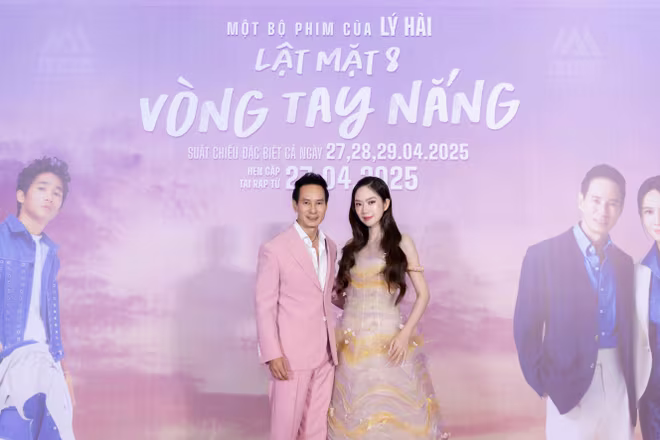 Trước khi công chiếu chính thức, vợ chồng đạo diễn Lý Hải - Minh Hà đã tổ chức buổi chiếu đặc biệt dành cho 1000 khán giả đầu tiên, những người đã góp mặt trong bộ phim ở một phân cảnh lớn Trước khi công chiếu chính thức, vợ chồng đạo diễn Lý Hải - Minh Hà đã tổ chức buổi chiếu đặc biệt dành cho 1000 khán giả đầu tiên, những người đã góp mặt trong bộ phim ở một phân cảnh lớn