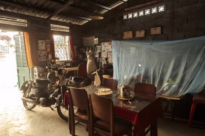 Đạo diễn Lý Hải và ekip đã dùng chiêu "mua cũ đổi mới" để các vật dụng được chân thật và gần gũi hơn Đạo diễn Lý Hải và ekip đã dùng chiêu "mua cũ đổi mới" để các vật dụng được chân thật và gần gũi hơn