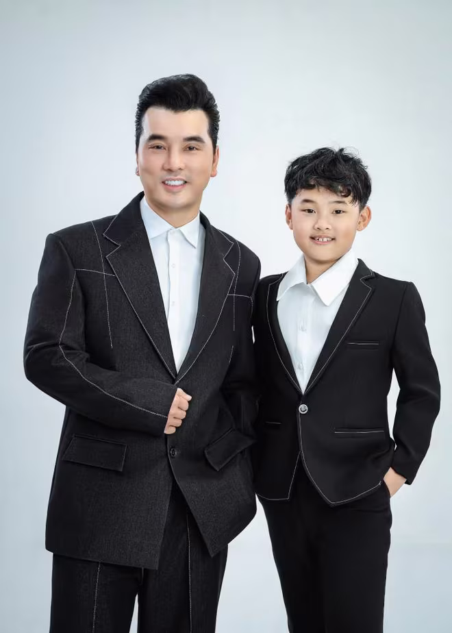 Ưng Hoàng Phúc và con trai thứ 2 - bé Quốc Minh - được nhận xét là bản sao của bố