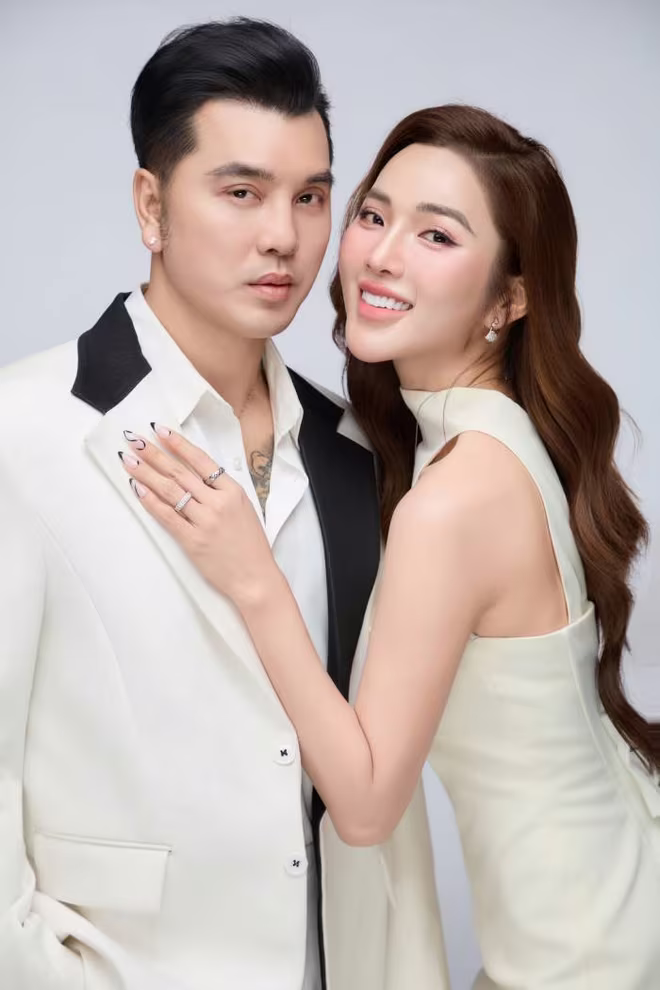 Không dừng lại ở âm nhạc, Ưng Hoàng Phúc còn lấn sân sang điện ảnh với vai trò diễn viên và nhà sản xuất phim hành động. Sự đa tài cùng hình ảnh một người nghệ sĩ chỉn chu, không scandal, yêu gia đình và nghiêm túc với nghề khiến anh trở thành hình mẫu được yêu quý