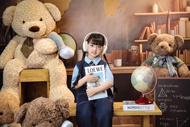 Cô em út Minh Hà, 6 tuổi, được Kim Cương nhận xét là &quot;gương mặt giống mẹ nhưng tính cách lại giống ba&quot;. Bé trầm tĩnh, nói năng từ tốn, thông minh, chăm chỉ học hành. Bé có năng khiếu cảm âm và được mẹ cho học nhảy từ nhỏ