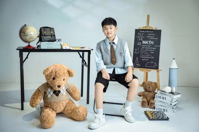 Cậu em Johnny, 9 tuổi, lại bộc lộ năng khiếu nghệ thuật từ sớm. Được học piano từ nhỏ và yêu thích ca hát, Johnny thường xuyên luyện đàn, hát cùng ba