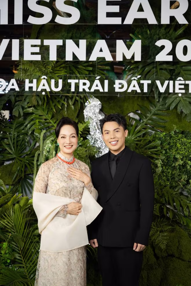 NSND Lê Khanh và ông Phạm Duy Khánh – Trưởng BTC Miss Earth Vietnam 2025 NSND Lê Khanh và ông Phạm Duy Khánh – Trưởng BTC Miss Earth Vietnam 2025