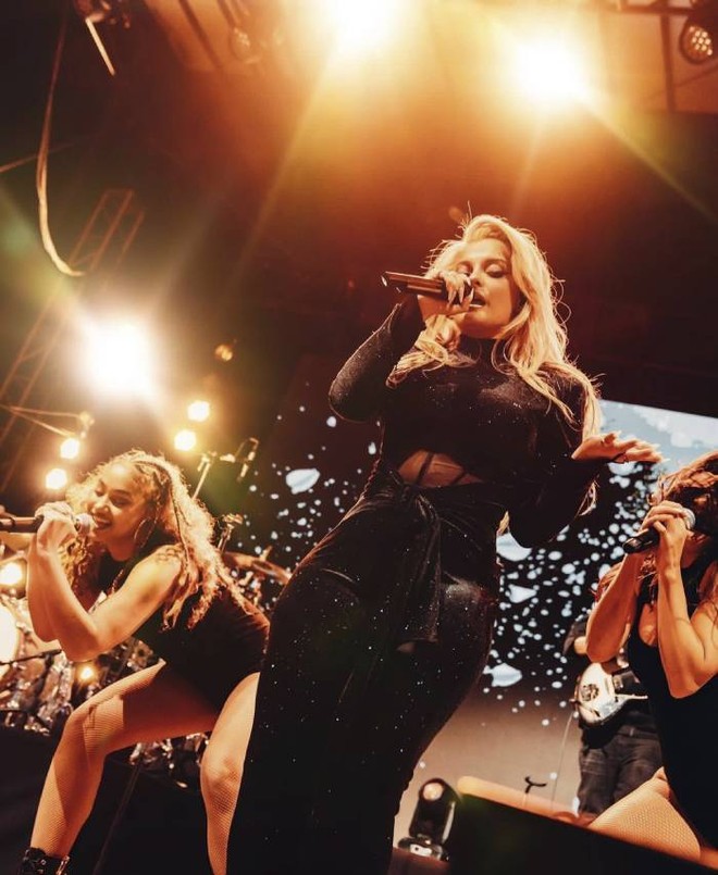 Ca sĩ Bebe Rexha mặc bộ jumpsuit do NTK Lê Thanh Hoà thiết kế tại show diễn Pre-Super Bowl mini private concer