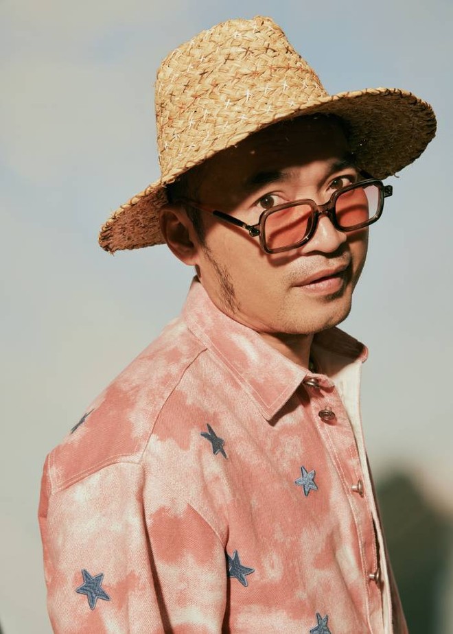 Tiến Luật khác lạ trong hình ảnh "bố già" Tiến Luật khác lạ trong hình ảnh "bố già"