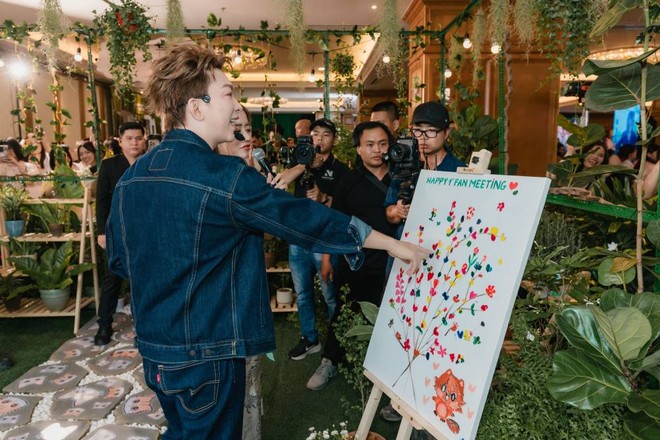 Anh cũng nhiệt tình tham gia các hoạt động cùng fan tại buổi gặp gỡ này