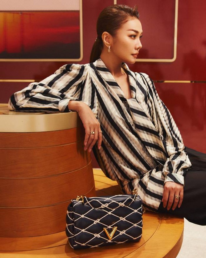 Thanh Hằng chọn bộ phụ kiện đắt giá gồm: túi xách Louis Vuitton, sandal, bộ nhẫn và khuyên tai có trị giá hàng trăm triệu đồng