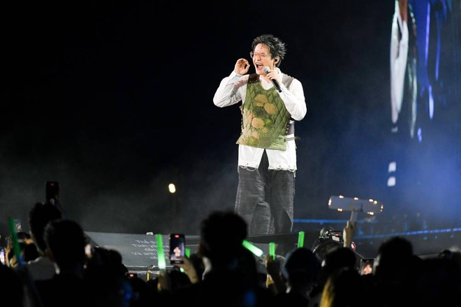 Hà Anh Tuấn lúc nào cũng cháy hết mình trong các tiết mục của mình