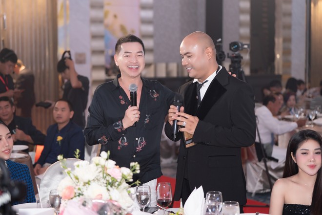 Nghệ sĩ Quang Minh cũng đến Thái Lan để chúc mừng A Tuân