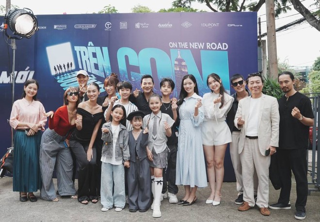 Trần Bảo Sơn và dàn diễn viên của phim điện ảnh &quot;Trên con đường mới&quot;
