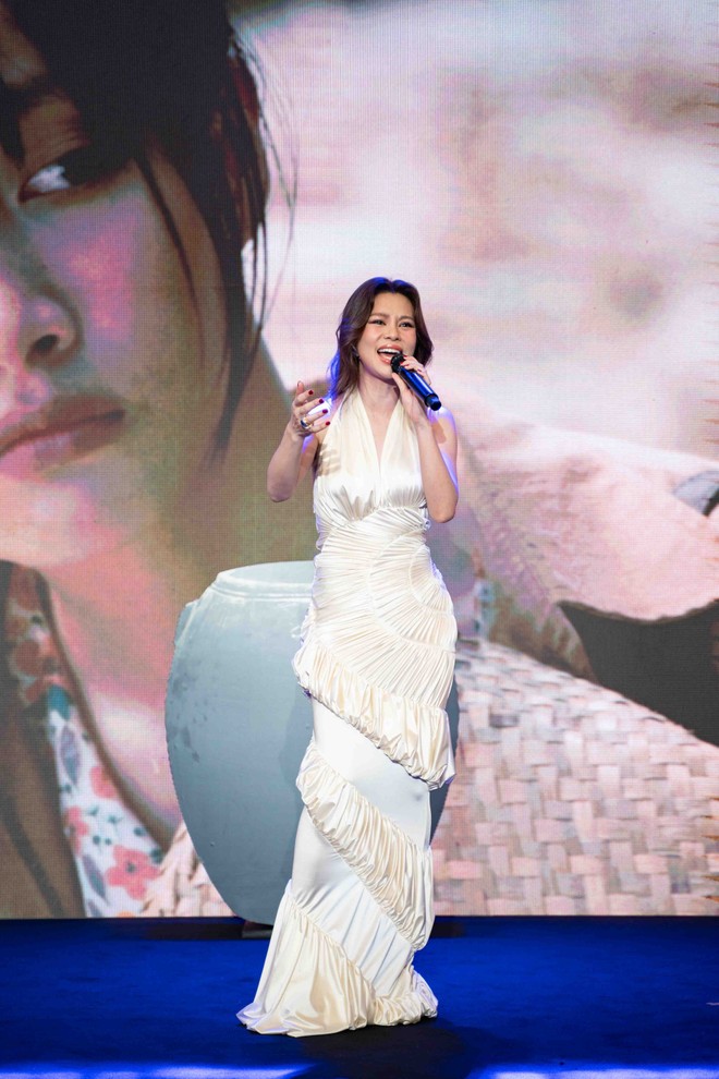 &quot;Chị đẹp&quot; Bùi Lan Hương thể hiện ca khúc &quot;Một mình ở đây&quot; ngay tại sự kiện ra mắt phim ở TP Hồ Chí Minh