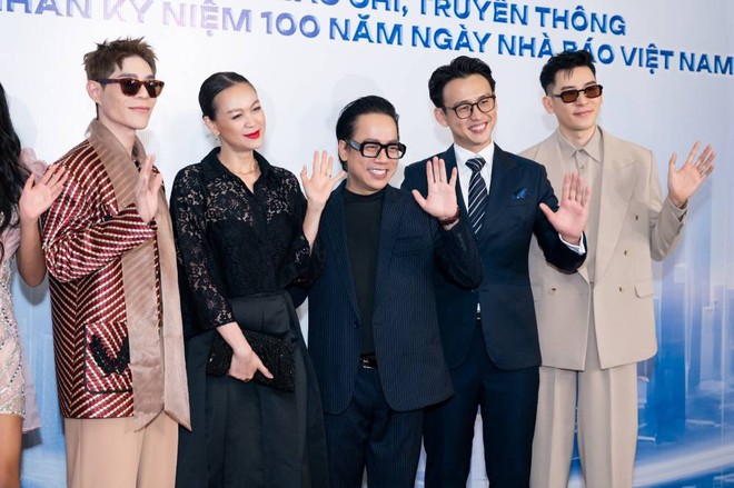 Đạo diễn Tùng Leo cùng các nghệ sĩ chúc mừng The Smith cùng những dự án sắp ra mắt