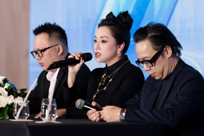 Bà Huỳnh Tiên- Chủ tịch Hội đồng quản trị The Smith Entertainment chia sẻ tại buổi họp báo