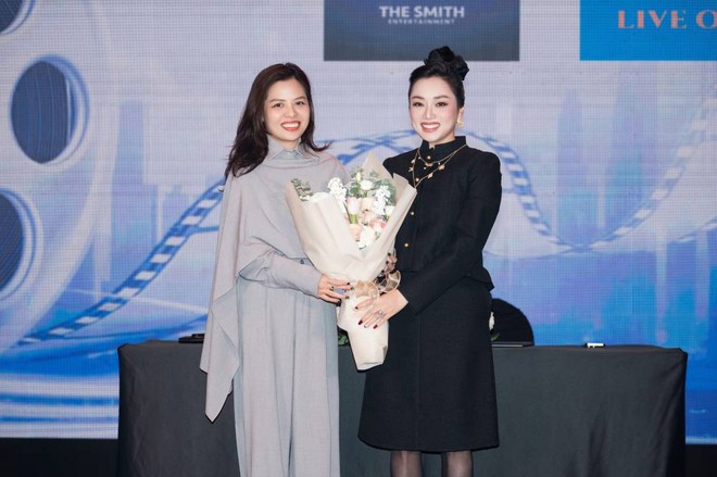 Bà Huỳnh Tiên - Chủ tịch Hội đồng quản trị của The Smith cùng bà Bảo Quyên - nhà sản xuất phim điện ảnh &quot;Chị dâu&quot;