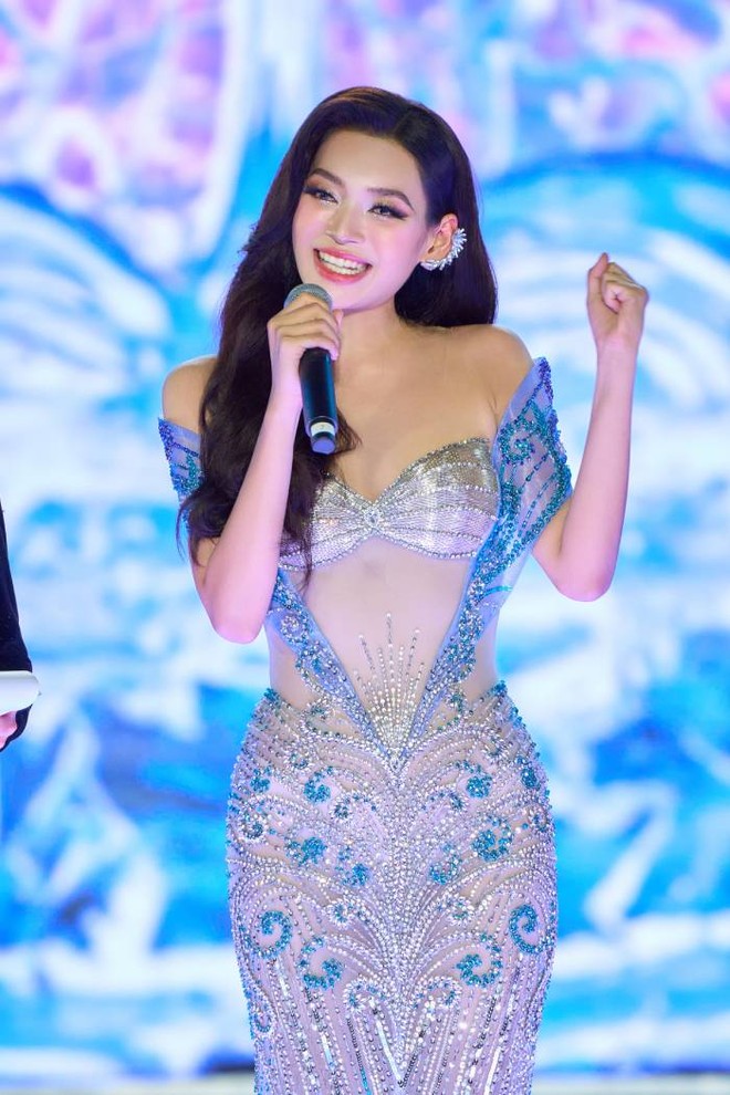 Thí sinh Nguyễn Hoài Phương Anh tự tin trong phần trả lời ứng xử của mình