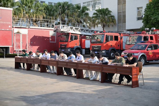 Dàn nghệ sĩ viết đơn xin vào đơn vị